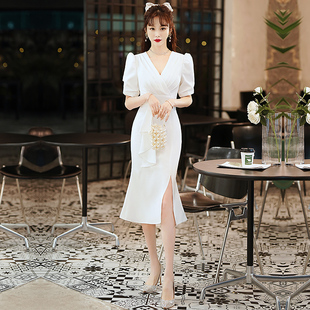 白色法式小晚礼服平时可穿小众高端气质，v领中长款修身鱼尾连衣裙