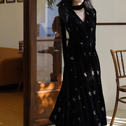 今年流行复古优雅v领黑色，丝绒刺绣连衣裙2024气质内搭长裙子