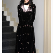 今年流行复古优雅领黑色丝绒刺绣连衣裙2024气质，内搭长裙