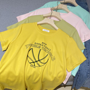 黄色字母印花直筒t恤短袖，圆领减龄打底上衣时尚休闲洋气