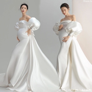 孕妇拍照服装韩式唯美孕照白色拖尾礼服，摄影楼孕期妈咪艺术照