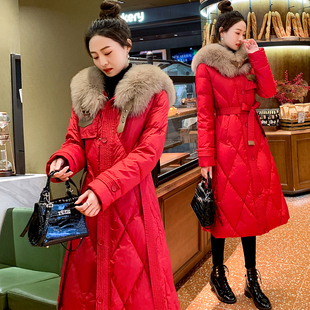 超好看鹅绒羽绒服女长款2023冬装收腰时尚，洋气加厚红色外套