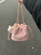 小众粉色链条水桶包包女士2024流行高级质感洋气紫色斜挎小包