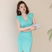 2023夏季韩版女装性感V字领褶皱设计感修身包臀连衣裙10259