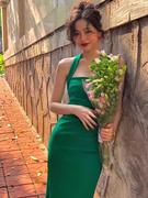 法式复古气质绿色连衣裙女夏季露肩收腰显瘦开叉无袖挂脖吊带裙子