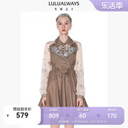 lulualways商场同款时尚卡其色，格子串珠镂空蕾丝拼接连衣裙