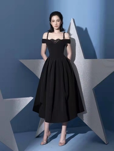 越南小众2022夏黑色(夏黑色)珍珠，肩带一字肩蕾丝，v领黑色长礼服连衣裙
