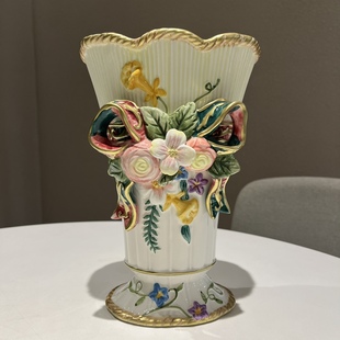 欧式田园风格奶油色客厅，陶瓷装饰花瓶，重工彩绘蝴蝶结花器鲜花花插