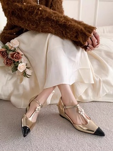 2024小香风花朵包头凉鞋，女尖头坡跟中空一字带，玛丽珍银色单鞋