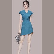 夏季女装2022时尚气质，两件套湖蓝色无袖，上衣高腰短裙裙子套装