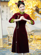新中式红色丝绒连衣裙秋冬气质，优雅日常可穿年轻款长袖旗袍裙