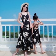 亲子装夏装2023韩版中长款印花露背吊带连衣裙沙滩裙度假