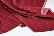 垂感果酱红竖条纹不规则，肌理压皱百褶金丝绒天鹅绒服装布料面料