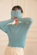 法式复古蓝色坑条打底针织衫，女秋冬气质内搭收腰显瘦短款v领毛衣