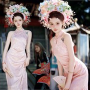 新中式粉色旗袍簪花主题写真服少女艺术照国风气质摄影挂脖连衣裙
