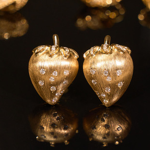 太府珠宝18k黄金耳饰，草莓造型拉丝镶钻石，耳钉彩金女耳饰珠宝