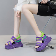 震地王凉鞋(王凉鞋)女2023年夏季坡跟休闲罗马鞋超高跟11cm拼色潮鞋范