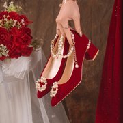 结婚鞋女2024年中式红色高跟，粗跟新娘绑带，秀禾婚纱两穿订婚鞋