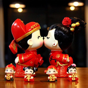 情侣亲嘴结婚娃娃摆件陶瓷，金童接吻中式中国红瓷器人偶小摆件
