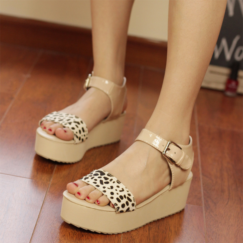 简约豹纹坡跟凉鞋...