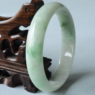 正品玉石天然A货翡翠手镯/玉镯子/玉手镯飘绿花时尚57mm 带证书 正品玉石天然A货翡翠手镯/玉镯子/玉手镯飘绿花时尚57mm 带证书