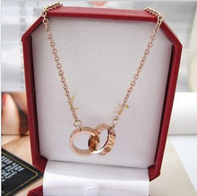 Mai Li modelos de Cartier Cartier doble anillo de bloqueo de oro rosa collar de Cartier no se apaga