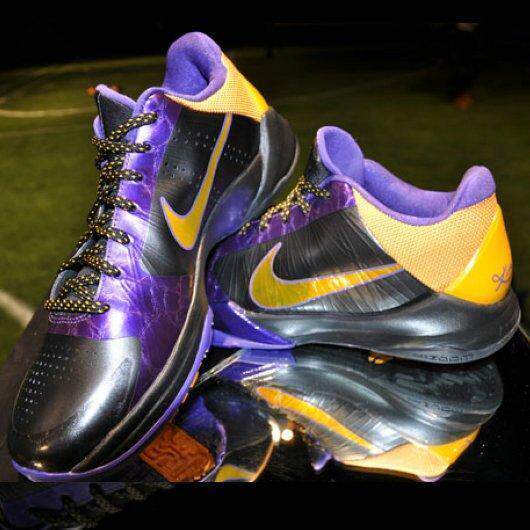 中国商城三皇冠名店,秋冬新款 <em>阿迪达斯adidas</em>