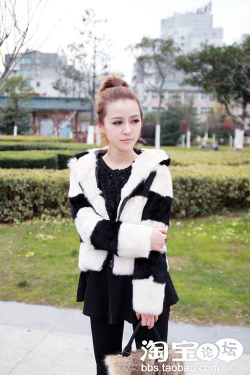 1泵在脸上<em>分</em>点点<em>开</em>(额头、两颊、鼻子、下颚)