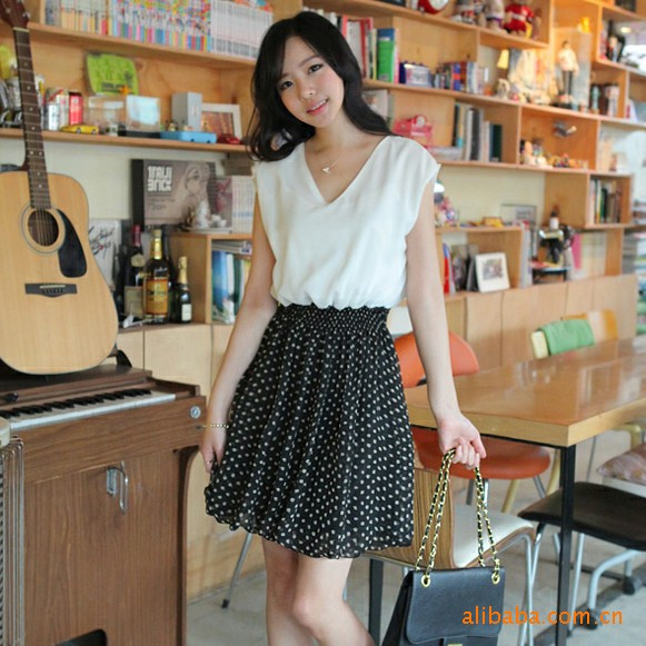 上身白色雪纺前后V领,荷叶袖,下身是黑色一步