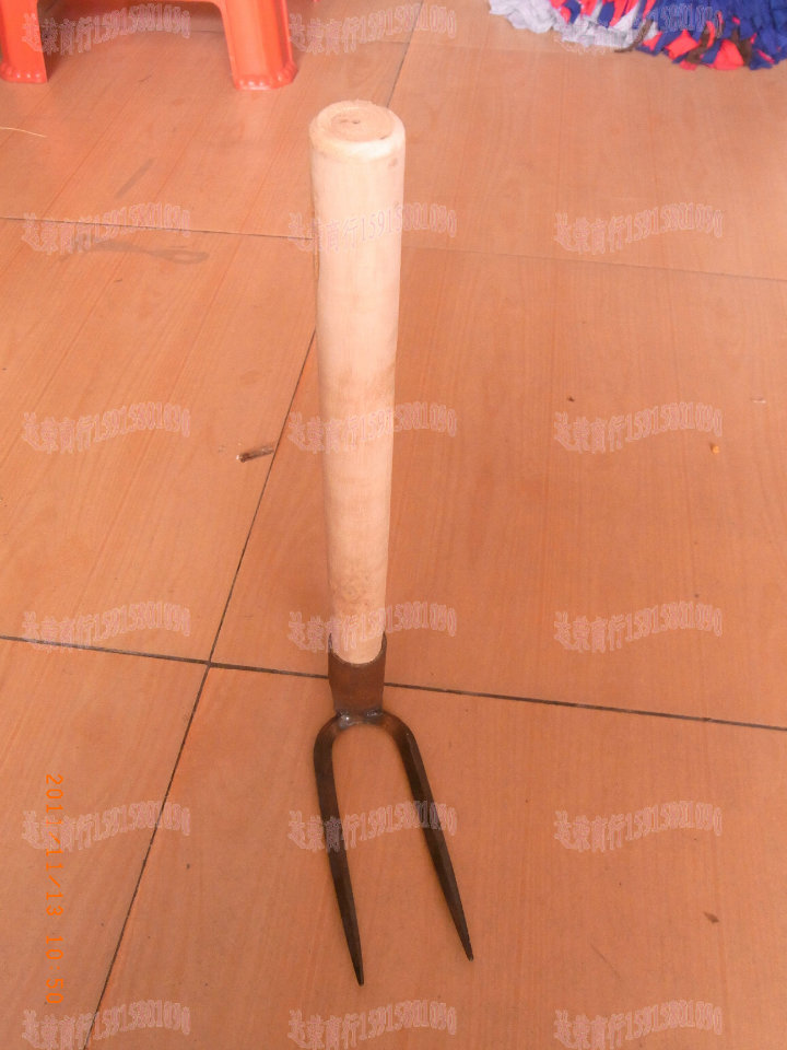 园艺工具 两齿扒 两齿锄 木柄锄 家用锄 小扒头 铁锄头在类目 鲜花速递/花卉仿真/绿植园艺, 园艺用品, 铲/耙/锹/锄(新), 锄头中 - 来自Buy2taobao.com提供专业的淘宝代购服务