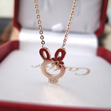 Cartier Cartier pasó Yachao conejito lindo que llevaba un hermoso collar de oro rosa delicado debe tener Conejo buen regalo