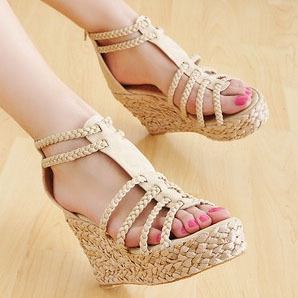 我想买可以配我的白色蕾丝雪纺连衣裙的高跟鞋