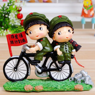 汽车饰品摆件爱情公仔娃娃汽车摆饰摆设小红军情侣车内装饰品 汽车饰品摆件爱情公仔娃娃汽车摆饰摆设小红军情侣车内装饰品
