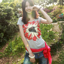 安都2012夏装 新款女装简洁大气花朵图案印花短袖T恤 9116242预售