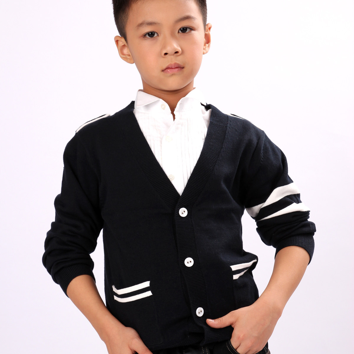 新款学院风可爱男童装<em>微</em>章<em>开衫</em>长袖纯棉<em>针织</em>衫