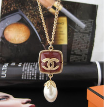 Chanel Chanel mostrador con cuatro modelos de cristal el clásico collar de perlas de oro K de la moda han creado placas de calor