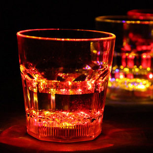 倒水发光杯 水感应闪光杯子/led发光杯/创意聚会酒杯 可换电池
