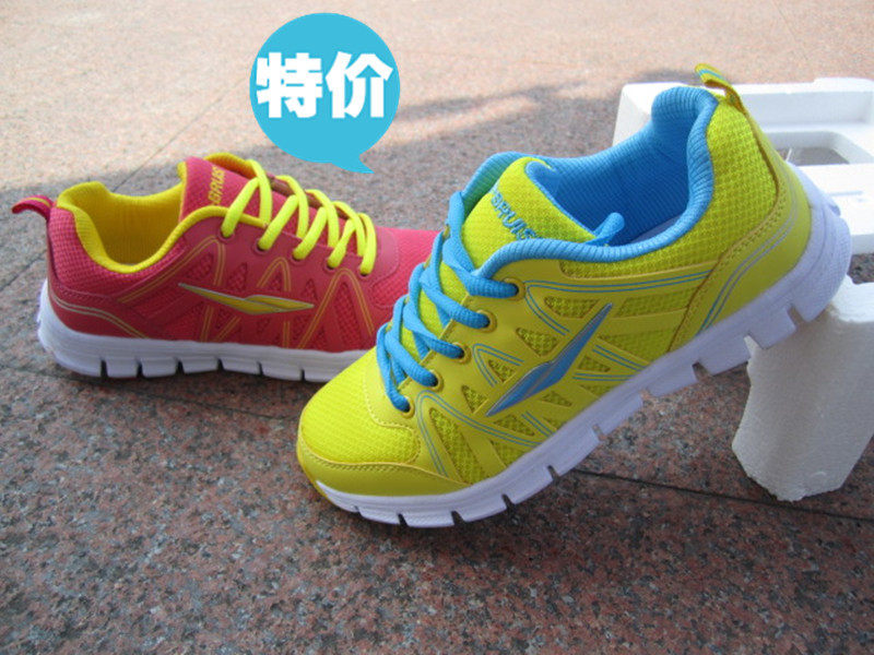 新款<em>鸿星尔克</em>女式轻便透气跑步鞋<em>女士运动鞋</em>休