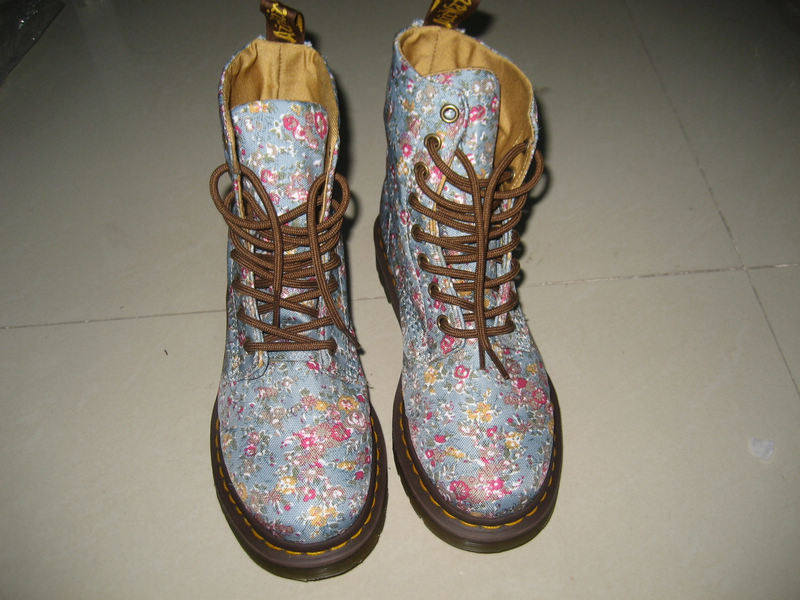 [原单正品] Dr. Martens 马丁 经典高帮8孔靴 Page 淡蓝碎花