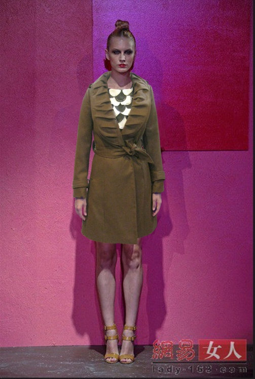 欧美风情女人风   <span class=H>MAX</span><span class=H>MARA</span>   领口皱折修身大衣