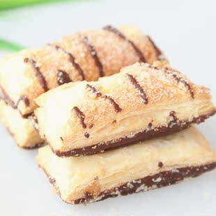  台湾进口食品宏亚七七/77 醇黑千层饼13g 松塔千层酥饼干零食特产