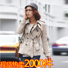 双皇冠2010秋季新款 百搭双排扣修身中长款风衣外套 热卖3000件