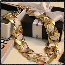 Chanel clásico europeo y americano de seda estética desgaste de la cinta de la cadena K collar chapado en oro no se apaga