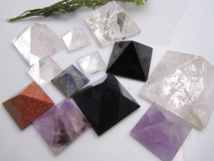  天然白水晶、粉水晶、紫水晶、金沙石、黑曜石虎眼石青金石金字塔