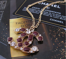 Contadores con pequeños Hong hermoso clásico de Chanel modelos LOGOTIPO flash de rubí de 24 quilates de diamantes collar chapado en oro de calor