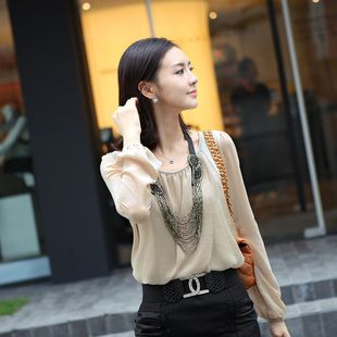 我有一件灰色的大V领针织衫,想找一件里面配的