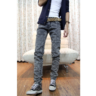 我想买一条有点欧美感觉的牛仔裤。颜色灰灰的