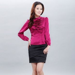 我有一件灰色的大V领针织衫,想找一件里面配的