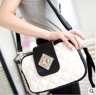 女包黑白配撞色包菱格...