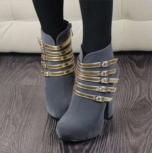 黑色紧身皮裤下面搭什么鞋子?衣服是长版宽松